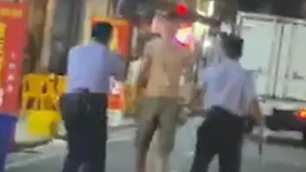 Tải video: 佛山一男子持刀伤人后挑衅民警，被民警开枪击中，抢救无效身