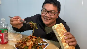 Download Video: 干2个月临时工到底赚了多少钱？晚上大饼夹猪头肉，吃爽了