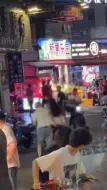 Video herunterladen: 警方通报42岁光头男酒后当街调戏暴打31岁女子：行拘