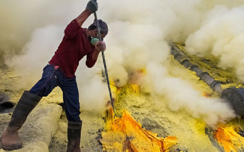 火山喷发留下的"黄金",富含大量有毒物质气体,人们仍抢着搬运_哔哩