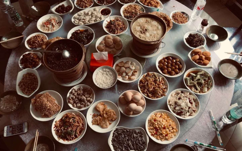 来看看我们常德桃花源的特色美食—擂茶,传说是诸葛亮南下打孟获的