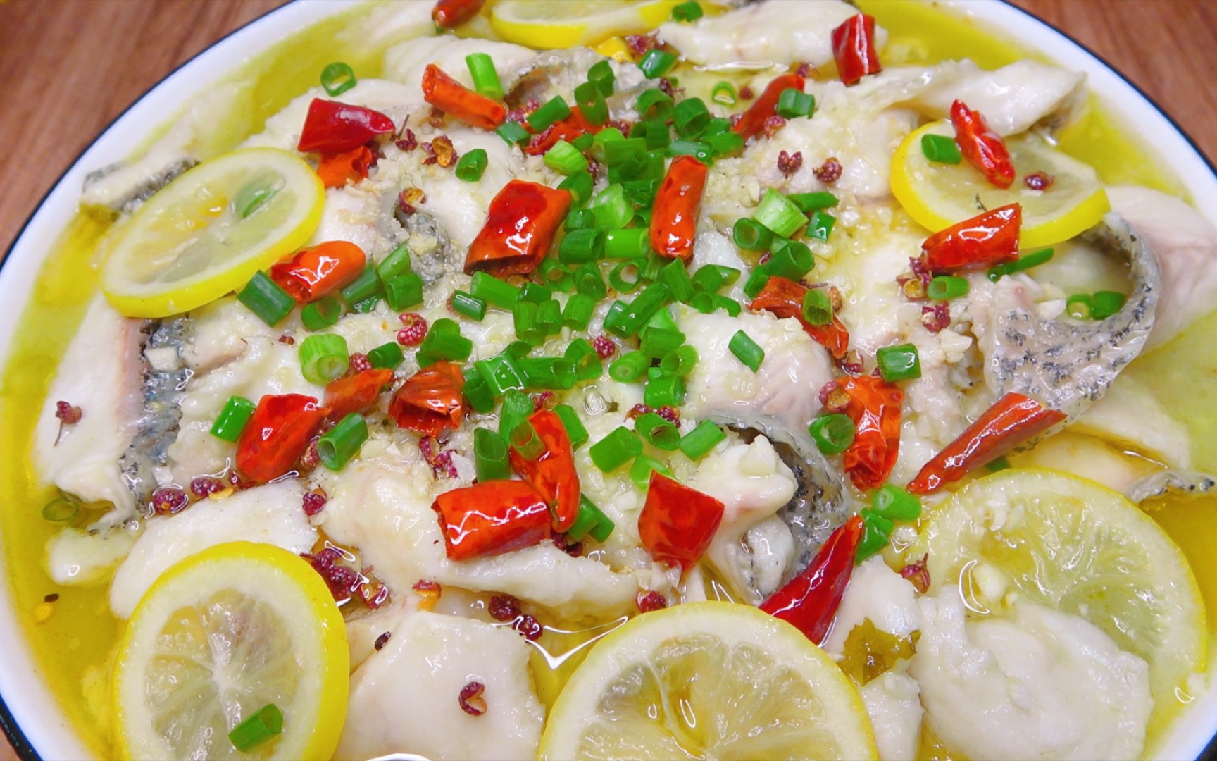 夏天没胃口,大厨叫你做柠檬酸菜鱼,酸香开胃又下饭_哔哩哔哩_bilibili