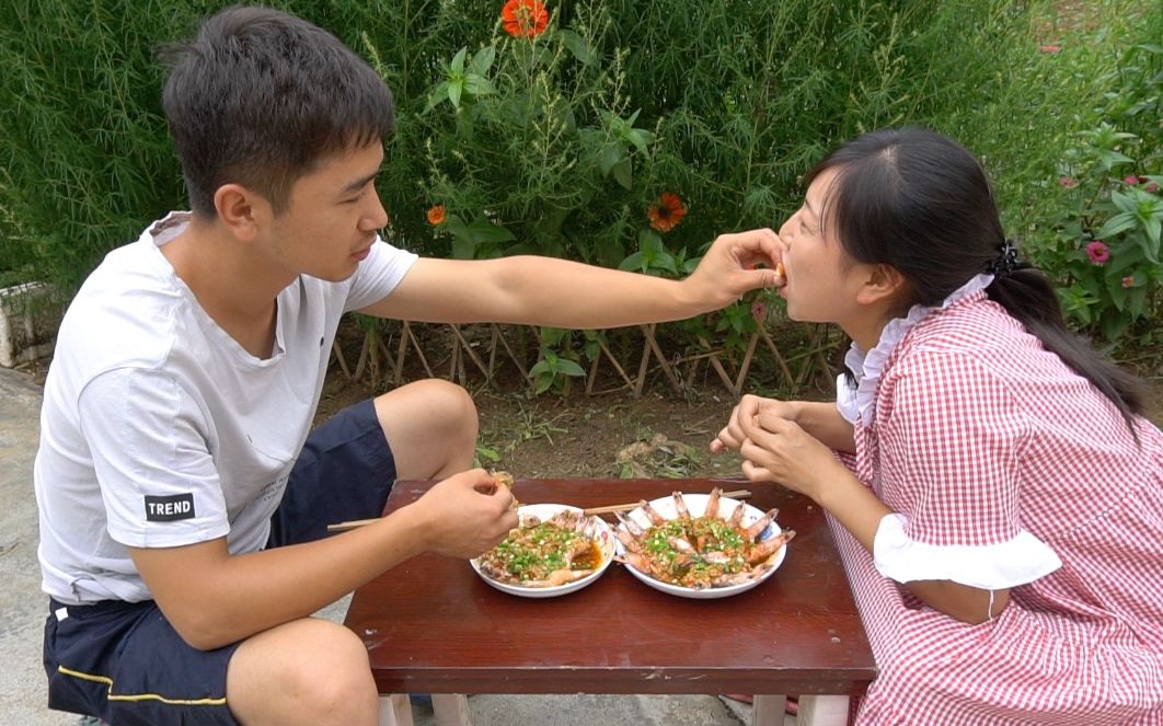 团团做了两碟子蒜蓉虾,张胖子给媳妇剥皮供不住,一下就被干光了哔哩哔哩bilibili