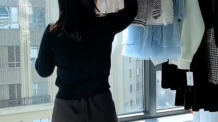 家里阳台包起来了 衣服没地方晾 装上这个免打孔 隐形晾衣服晒被子两