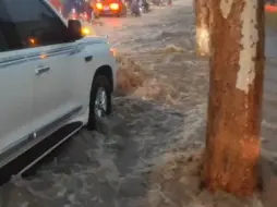 下载视频: 今天济南的大雨，经十路竟然也成了河了