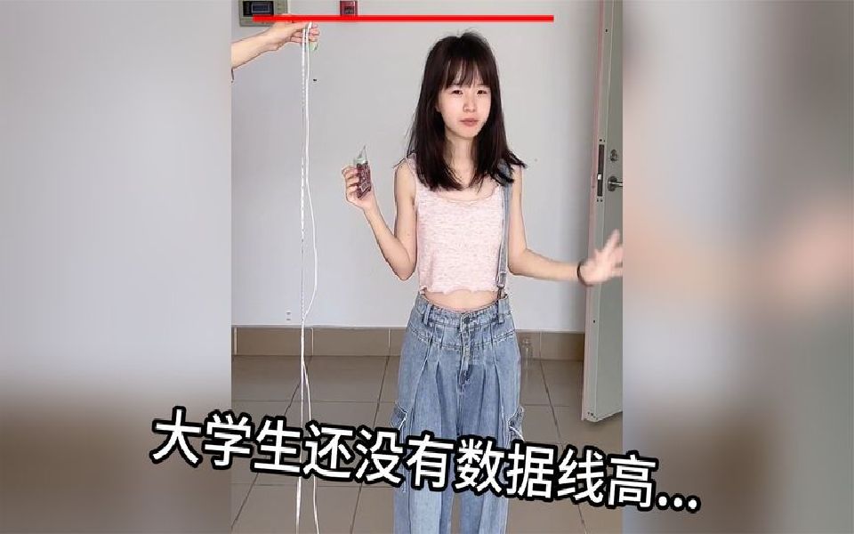 [图]Q版大学生没数据线高，食堂阿姨：看把孩子饿的多吃点吧...