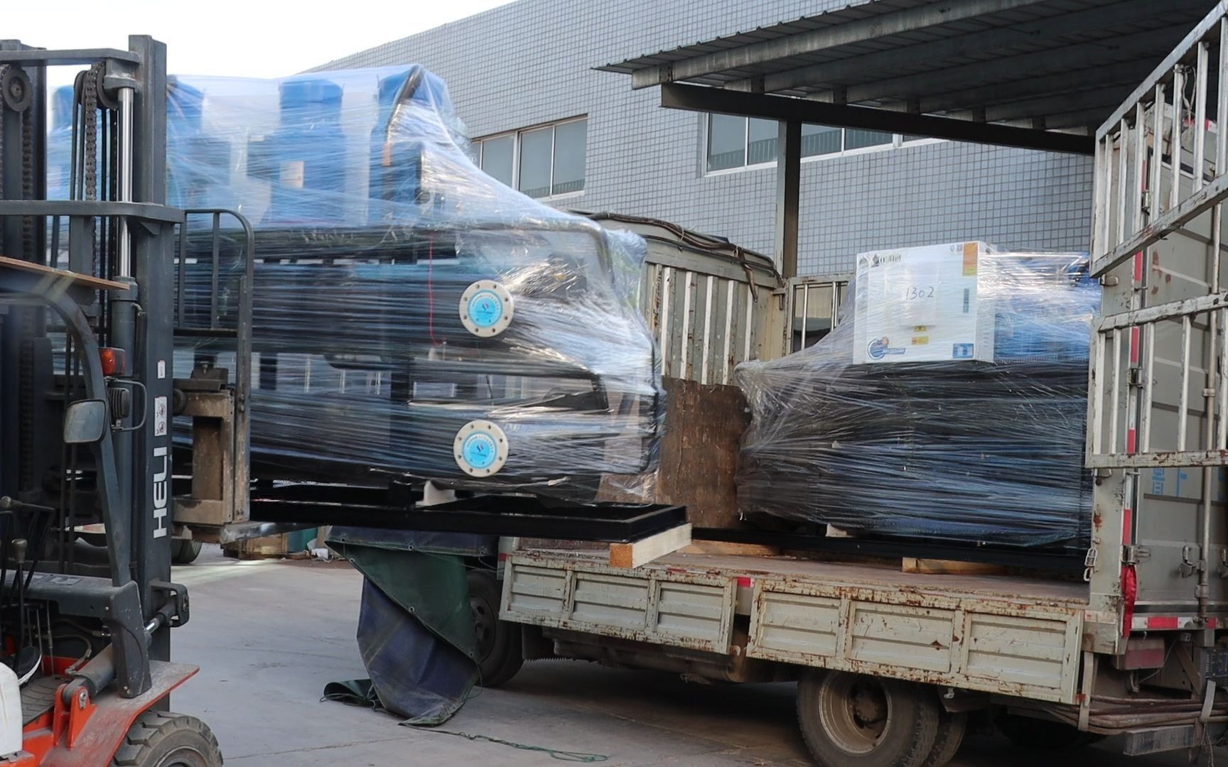 中央空调热泵厂家两台海水源养殖专用机组正在装车,即将发货