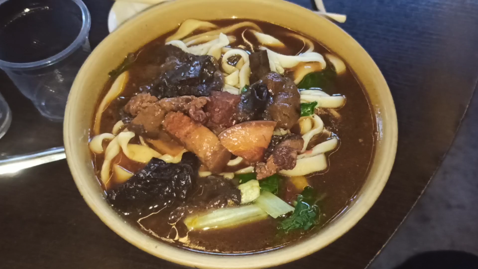 土信面天天吃都不会烦的美食,配上老板现炸的干辣椒,太香了!