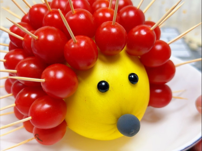 夏天到了,用小番茄做个可爱的水果小刺猬吧#幼儿园手工 #亲子手工