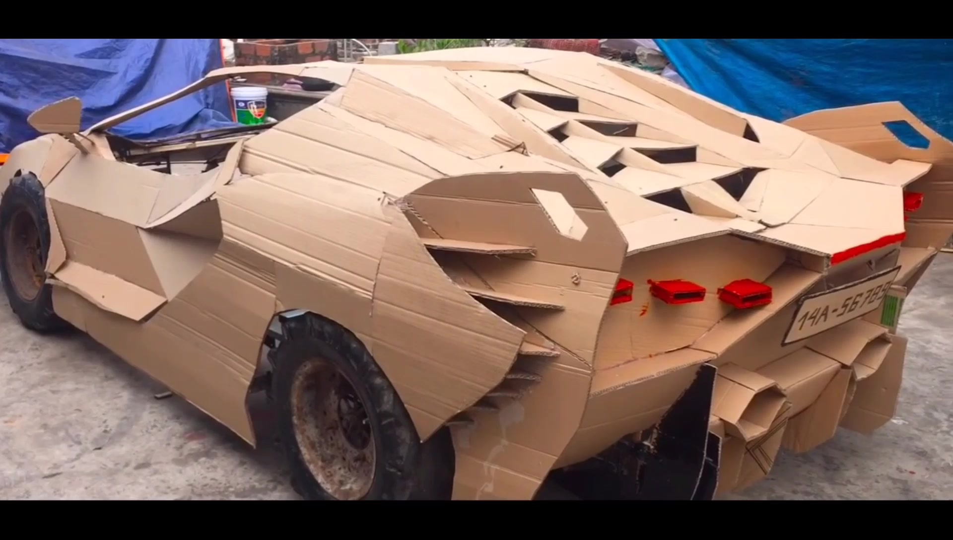 油管手工大神使用纸板一比一高度还原兰博基尼超跑!