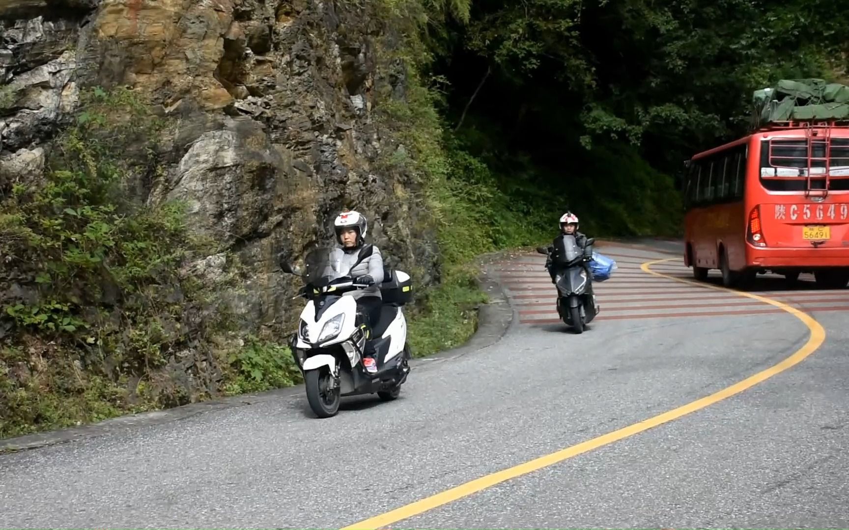 小踏板摩旅秦岭深处原始森林小镇  梦幻山水黄柏塬哔哩哔哩bilibili