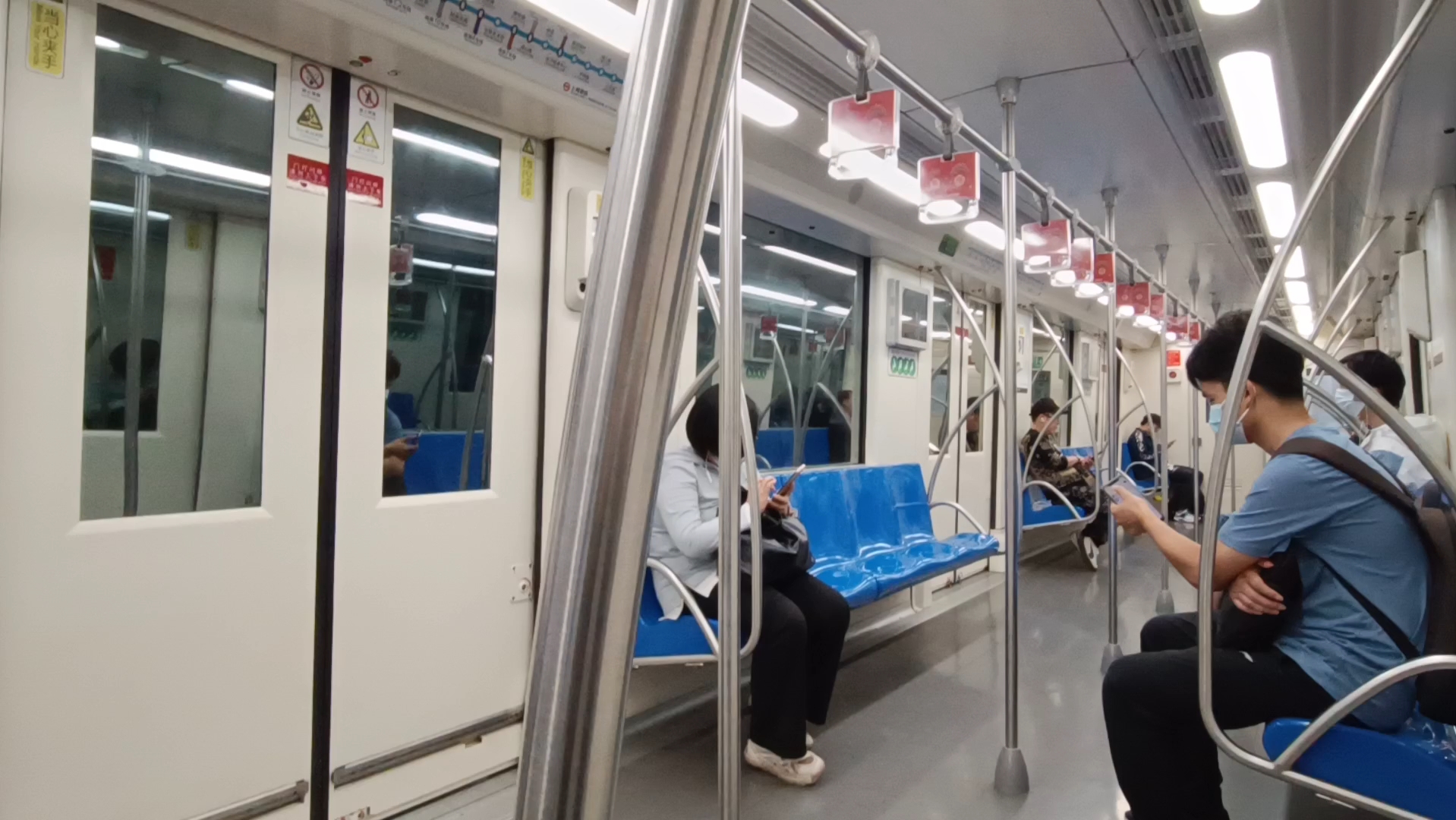 上海地铁8号线车厢图片