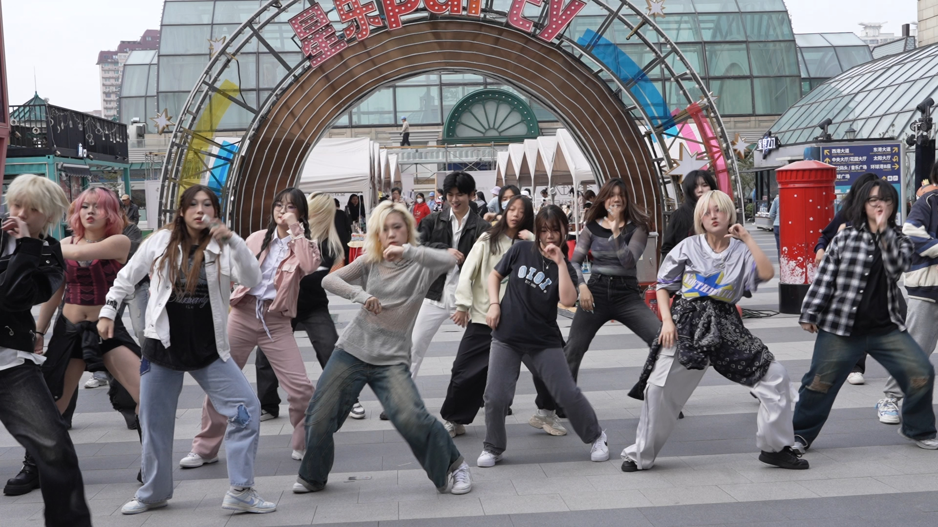 上海随机舞蹈环球港路演美女自由舞台随舞2