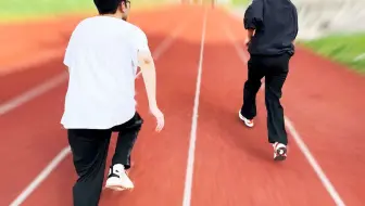 体测前说好一起慢点跑的同学