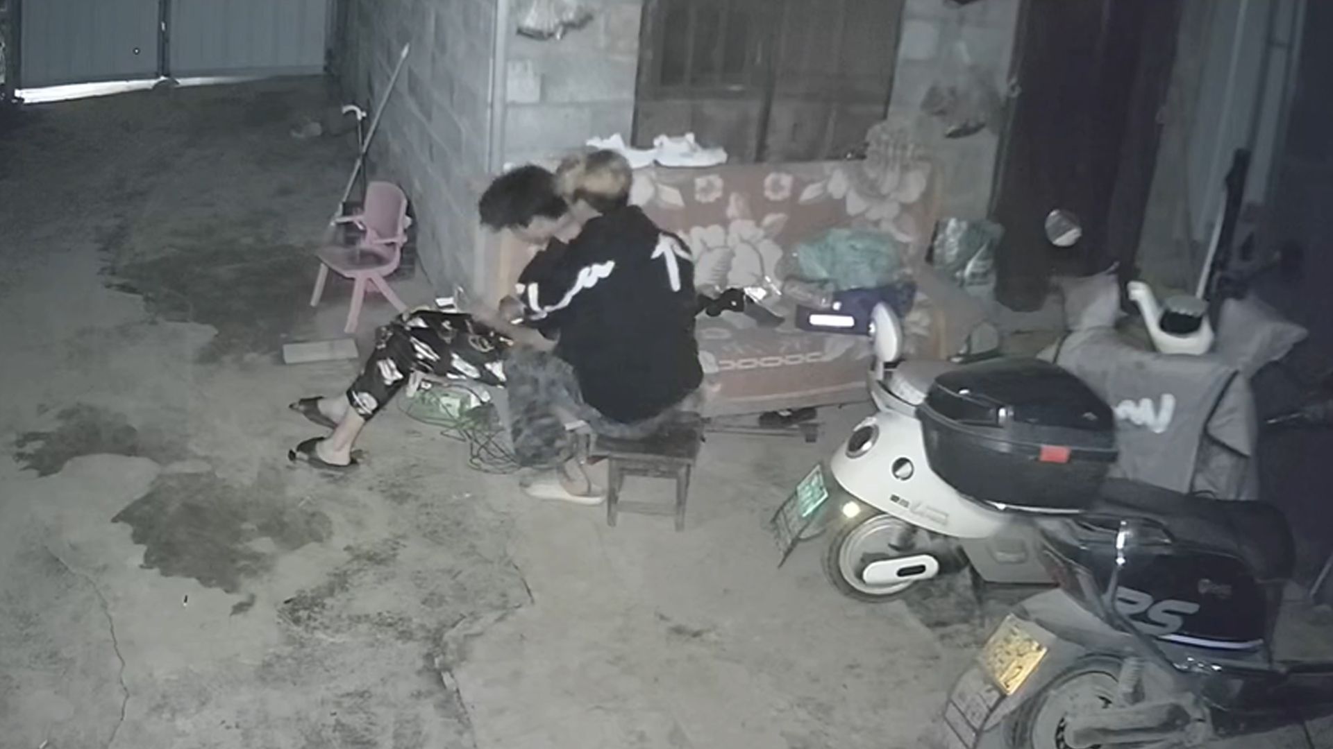 男孩半夜晕倒前给朋友发去信息，17岁好友凌晨2点赶来翻墙救人，网友：这是过命的交情