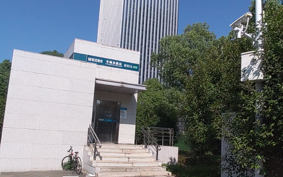 武汉地铁6号线车城东路站位于蔡甸区挨着东风公司站周围是医院和体育