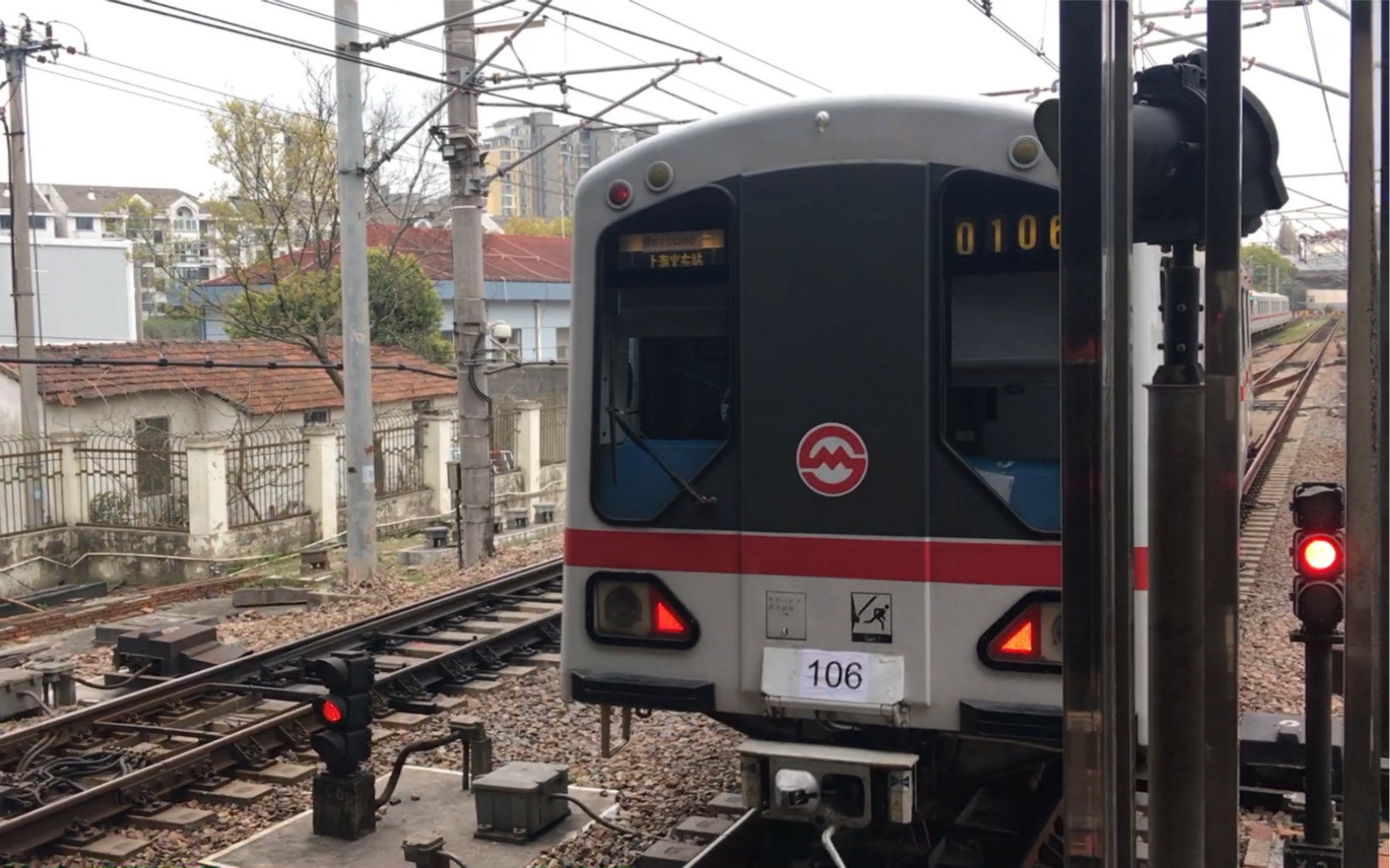 【上海地铁1号线】01a01型老老八0106号车莘庄出站