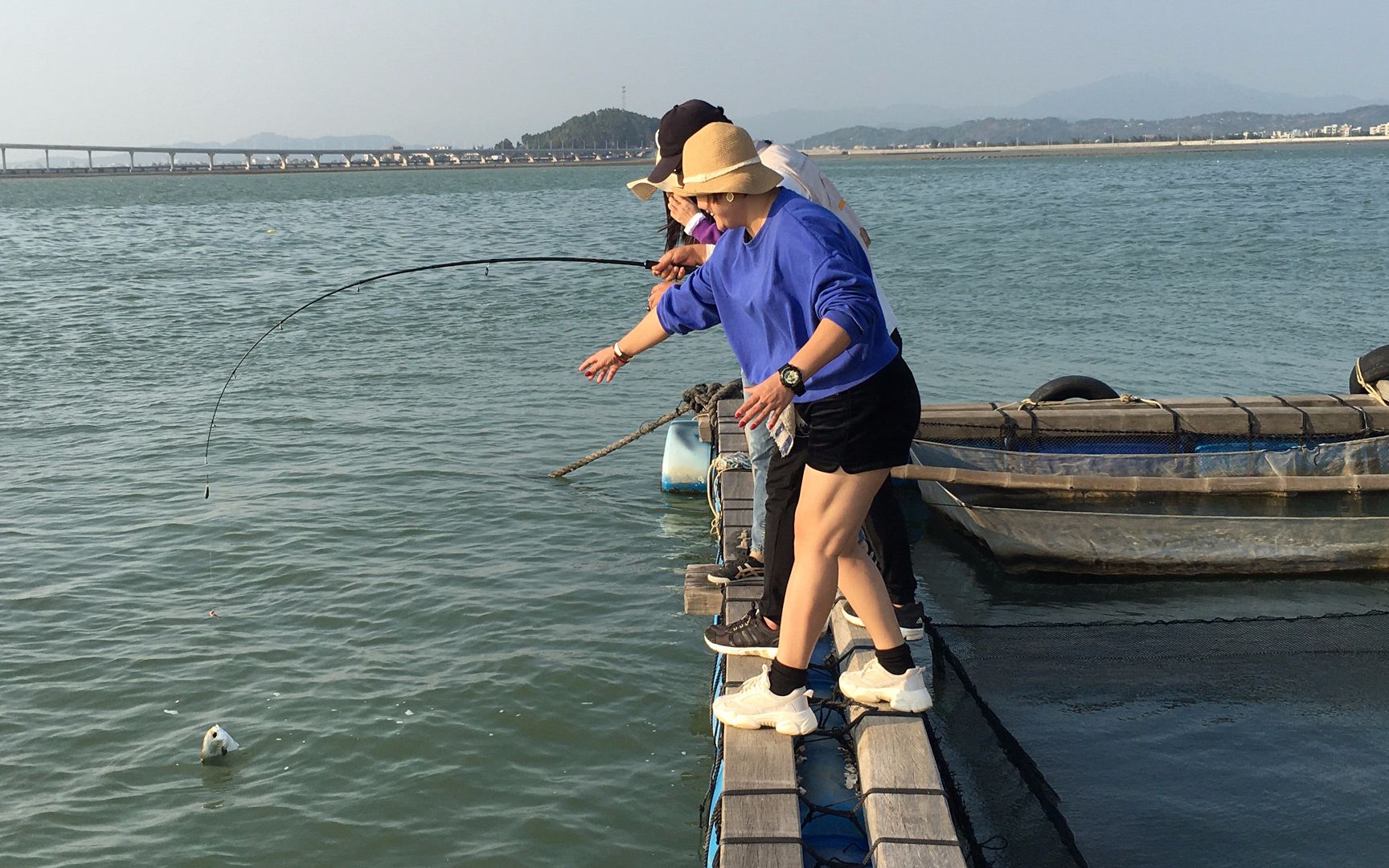 闲牛带两个同学出海钓鱼,有美女在运气果然不错,钓到了好多靓货