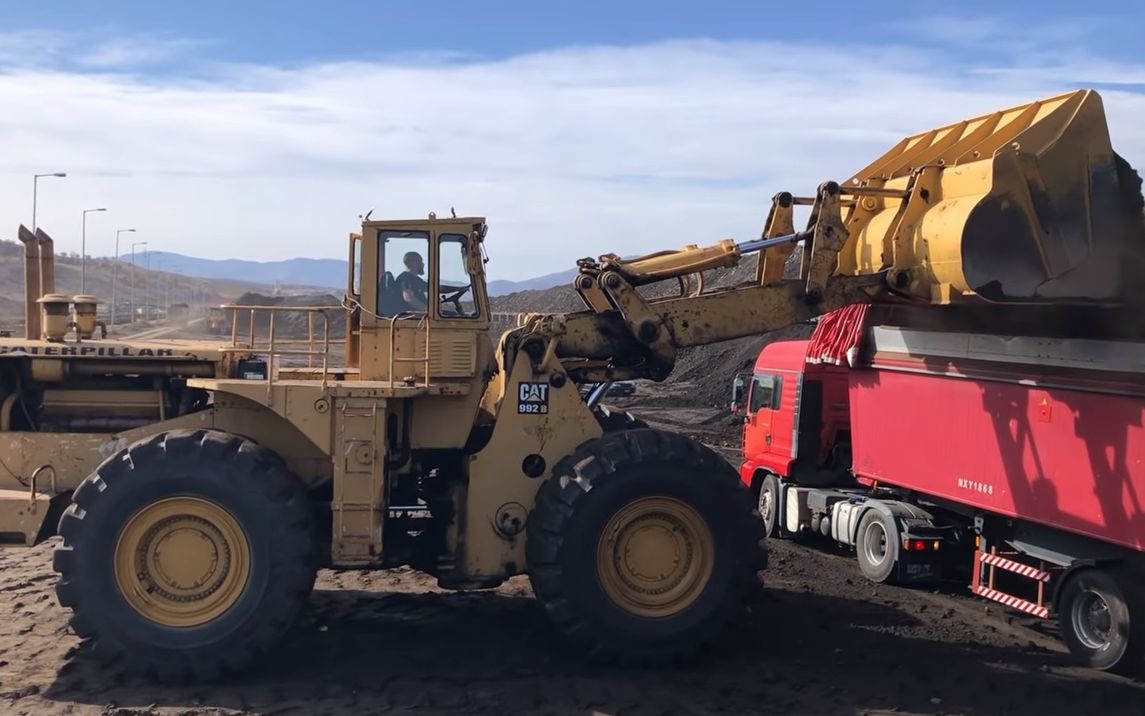 卡特992b铲车装车,两斗装满一辆半挂真给力!