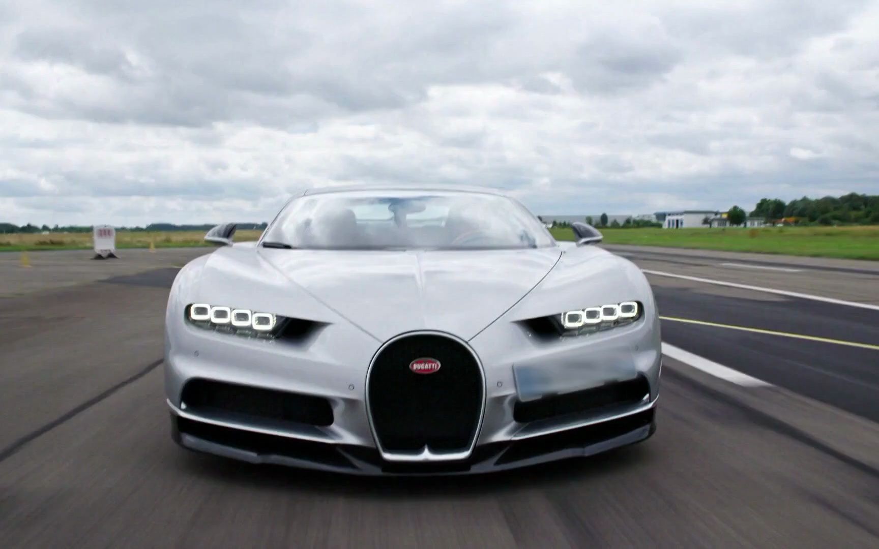 前赛车手机场体验极速驾驶的快乐!感受豪华至极的布加迪奇龙!