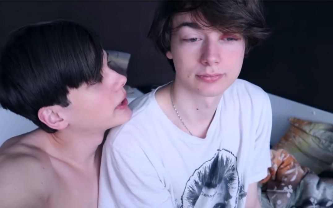 【中字】【thewineholics】日常vlog-12【钻被窝,逛超市,做披萨,换