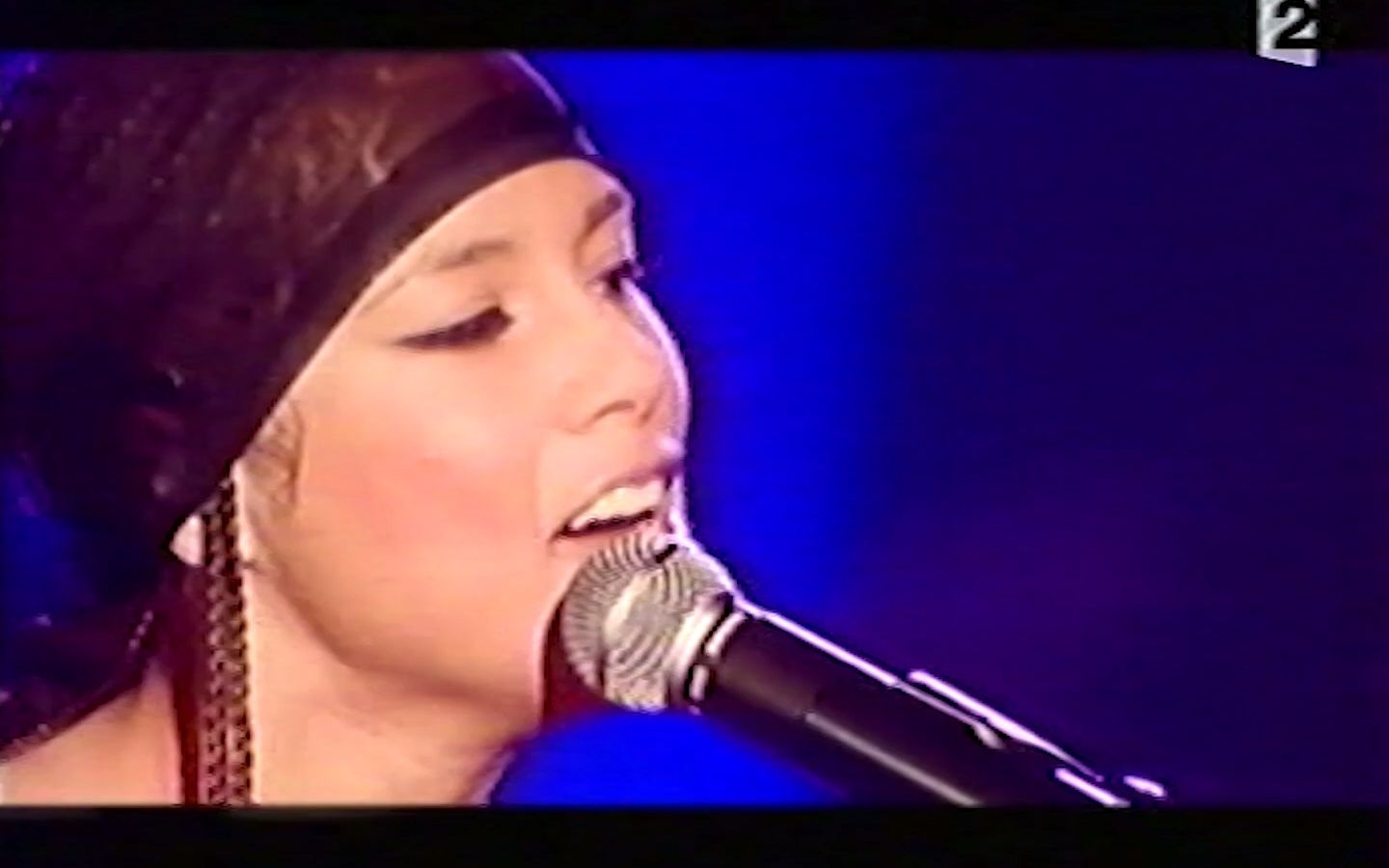 [图]【现场充满了灵气】Alicia Keys - Fallin' (Live 2002.03.09 Les victoires de la musique)