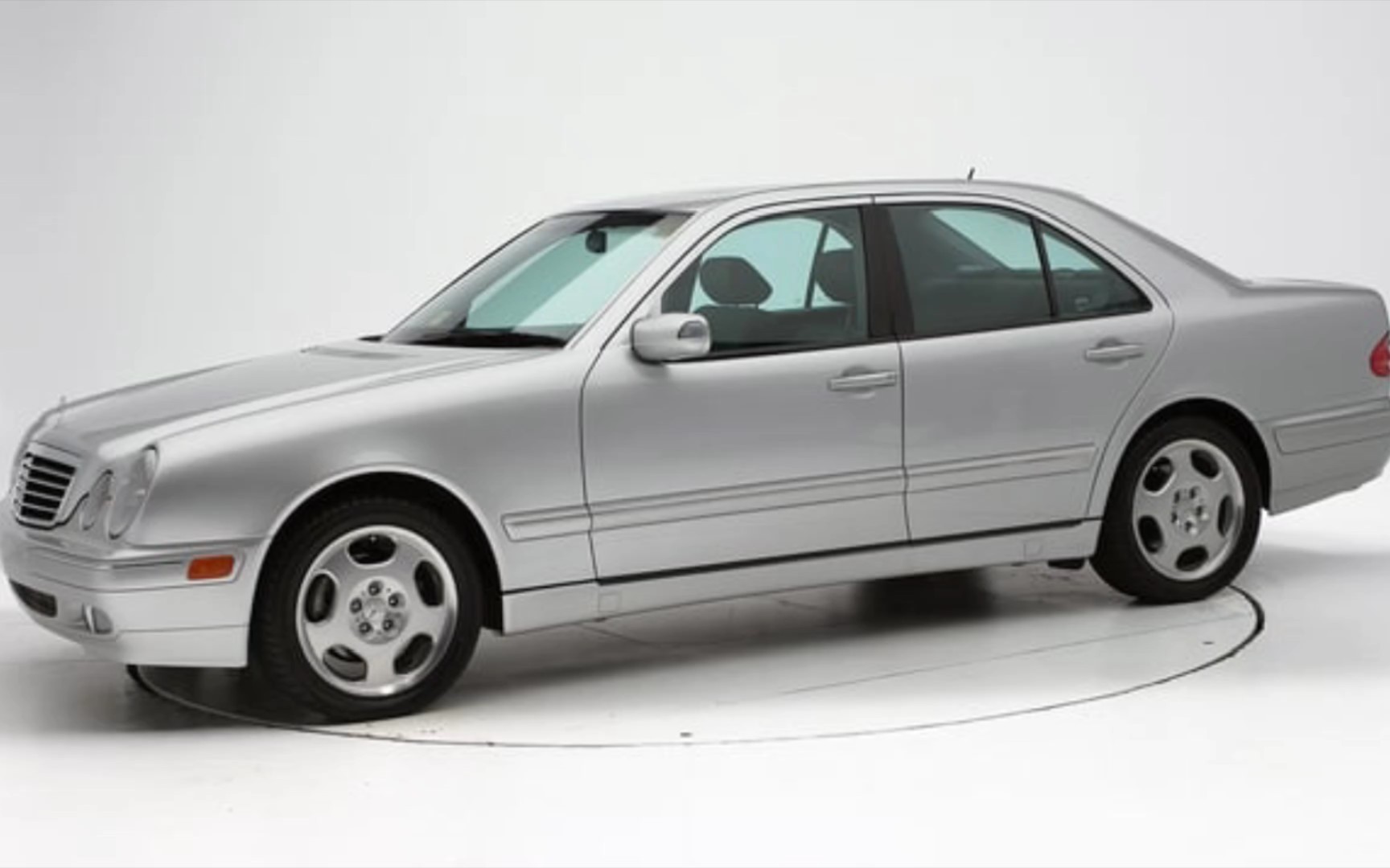 iihs 2001 梅赛德斯-奔驰e430 40%偏置碰撞测试(多视角)