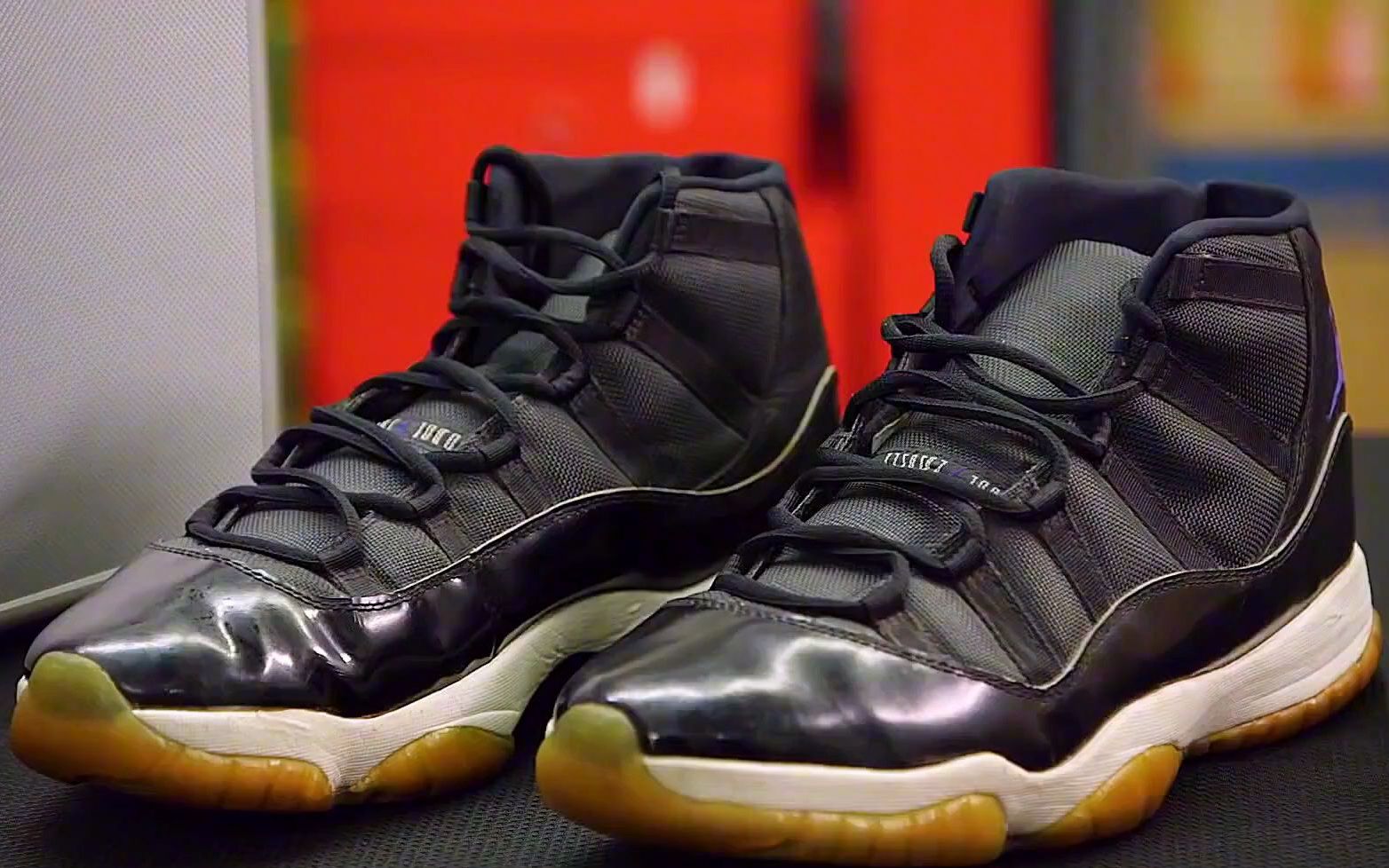 一双篮球伟人乔丹穿过的球鞋究竟值多少钱?_哔哩哔哩_bilibili