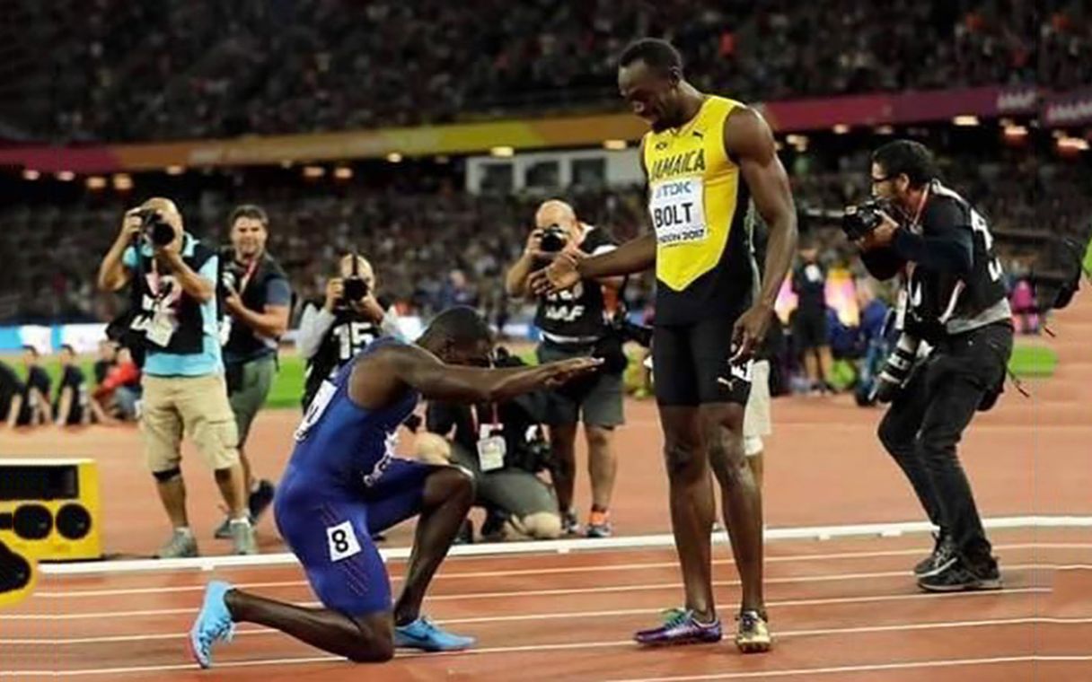 博尔特告别之战加特林夺冠跪拜再见博尔特跑赢了全人类却跑不赢时间