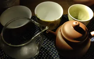 夜深了，突然想喝蜂蜜红茶了，于是拿了紫砂壶泡了一壶红茶