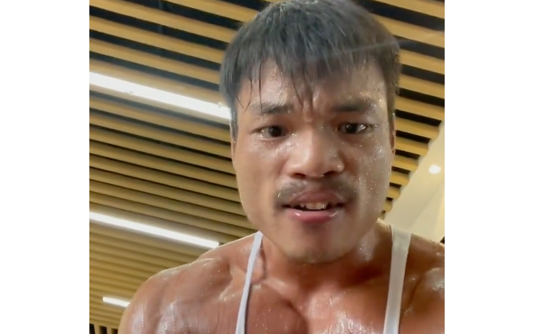 丽丽偷懒睡觉被嘴哥亏内