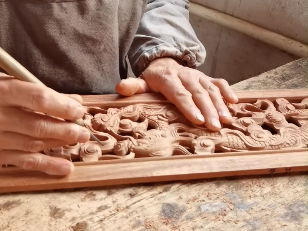 雕刻师傅的每一天只为了雕刻出更好的家具