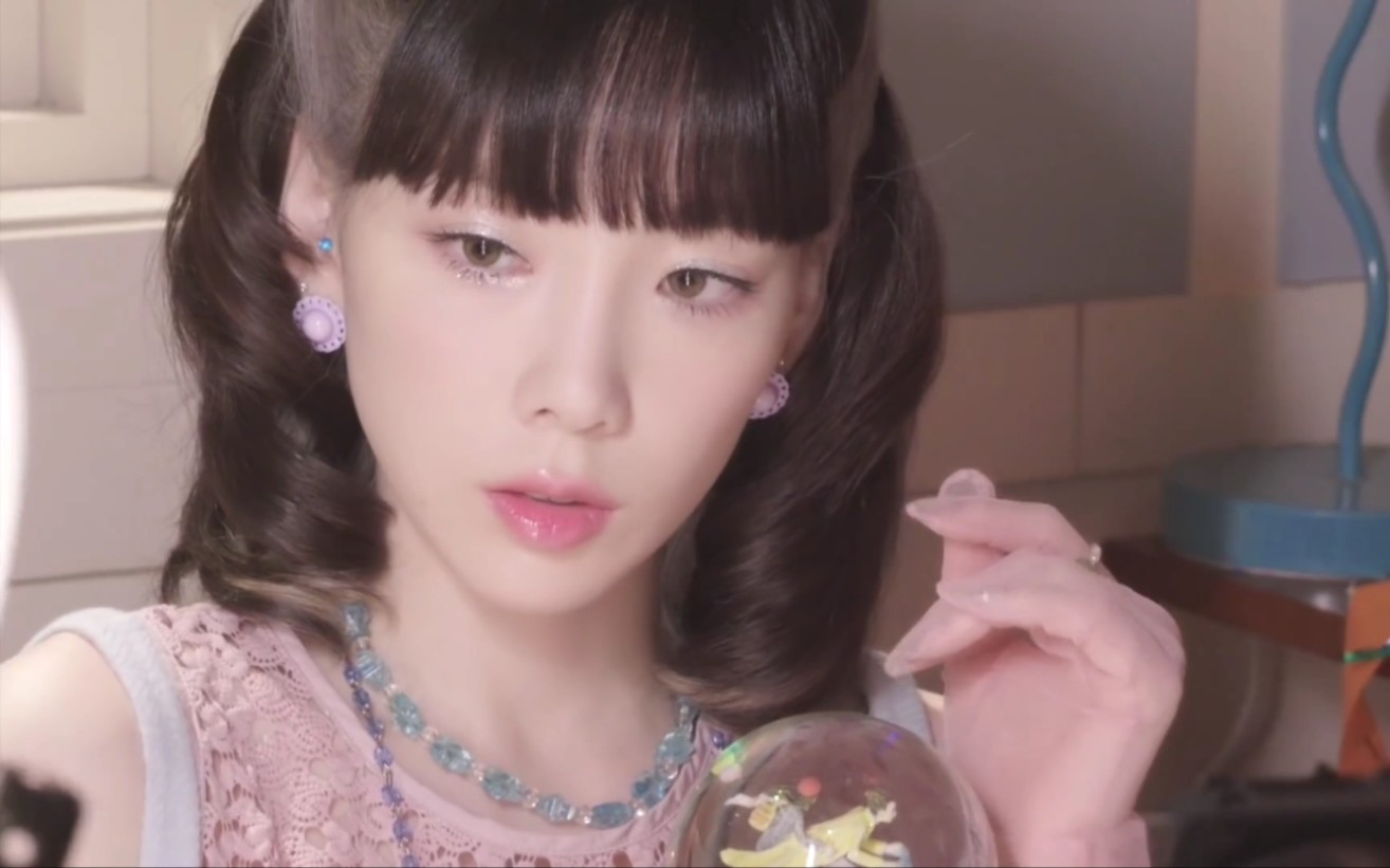 [图]#4K画质提升/防撞 #泰妍Taeyeon-What Do I Call You #MV BEHIND