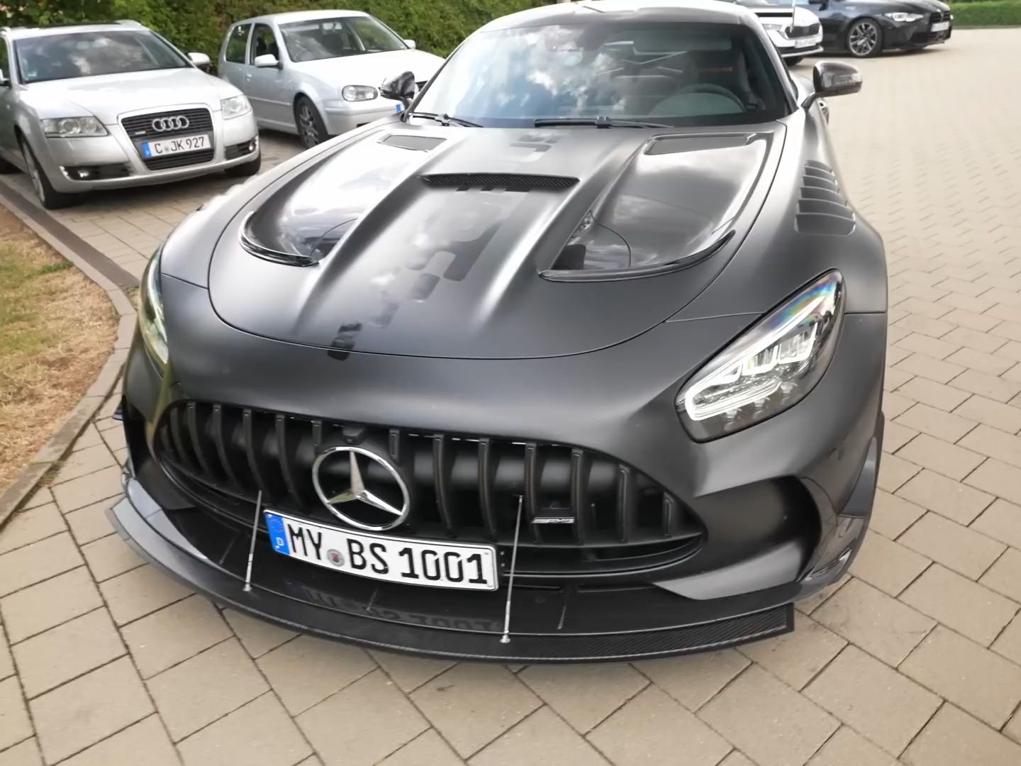 不可阻擋!駕駛著880馬力的amg gt black series在紐博格林賽道上飆馳!