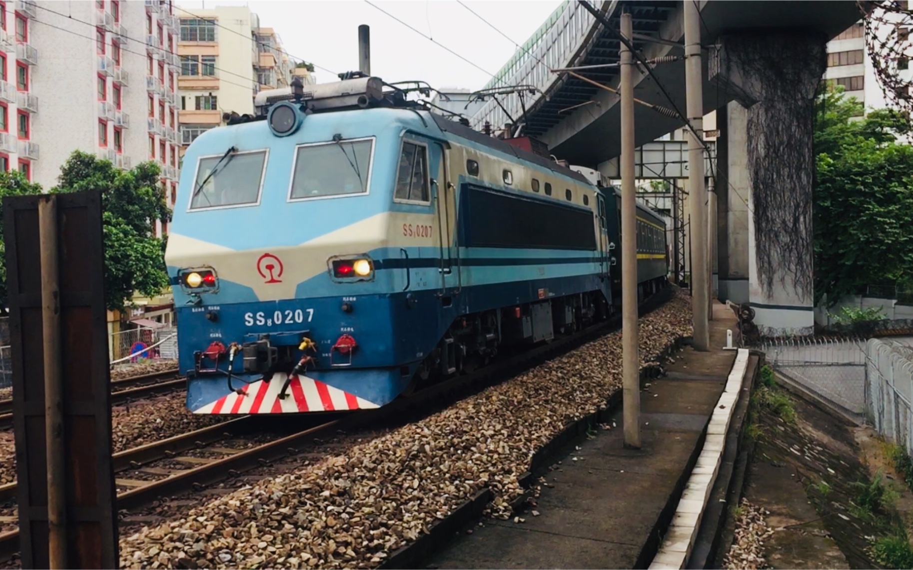 韶山8型电力机车ss8-0207经过广深线(up人生第一次拍摄国铁!