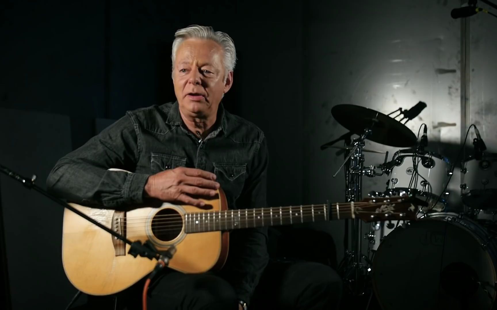 [图]Tommy Emmanuel Teaches Ballad Guitar Techniques in "Stay Close to Me" | Reverb L