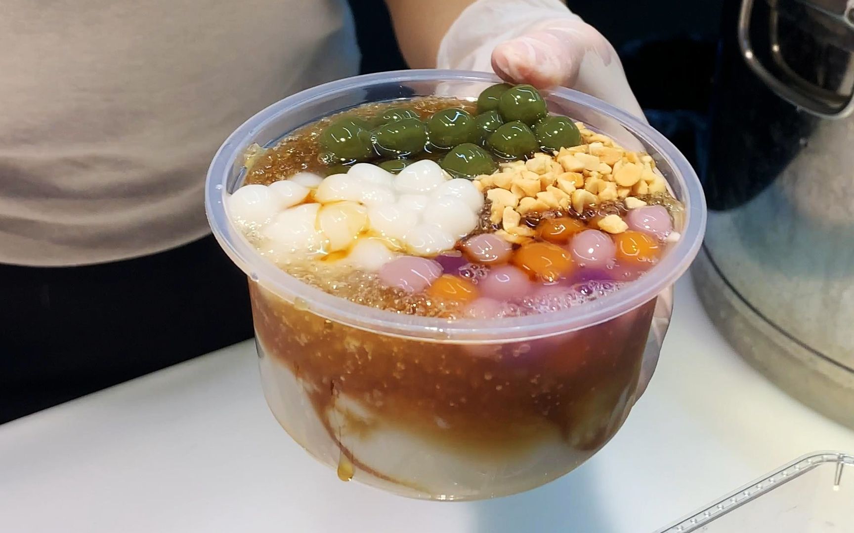 一碗冰豆花,口感细嫩爽滑,冰冰凉凉好吃的停不下来