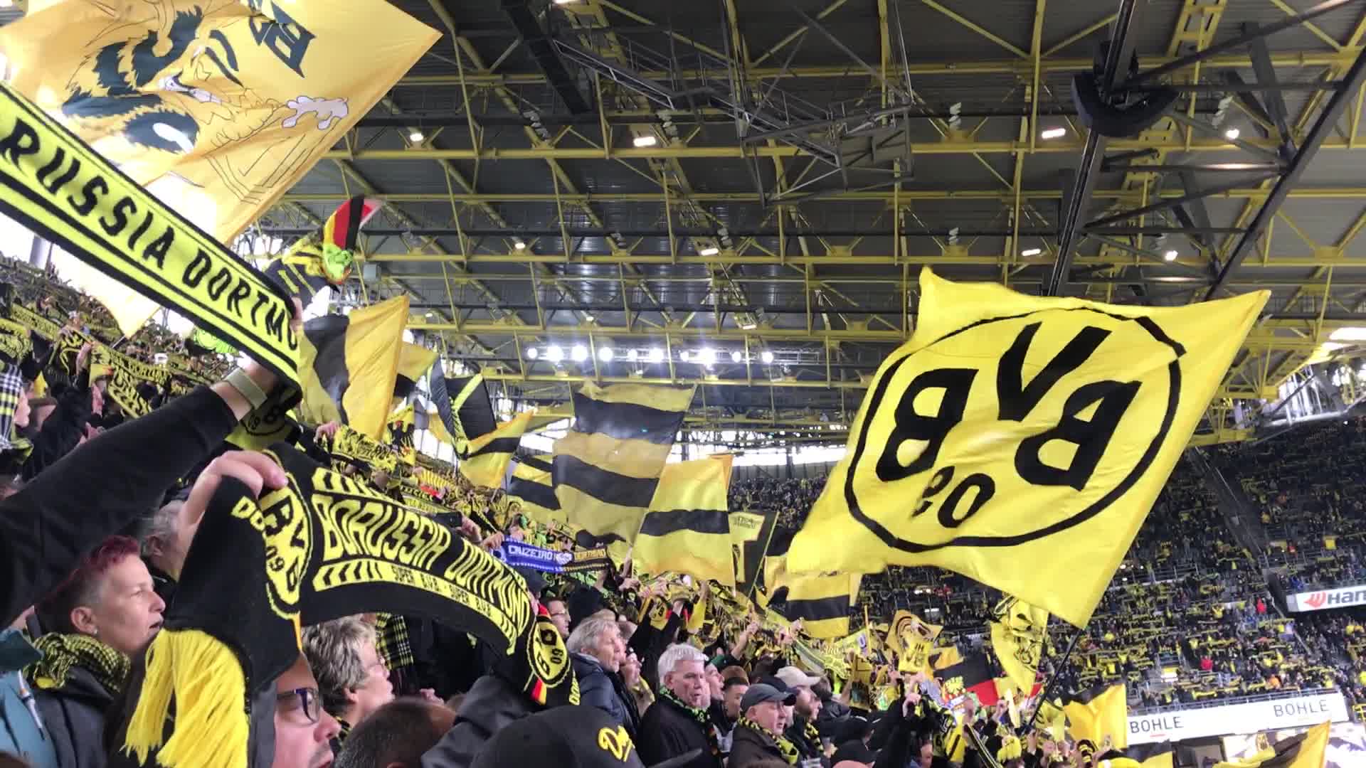 多特蒙德在魔鬼南看台看全场合唱youllneverwalkalone