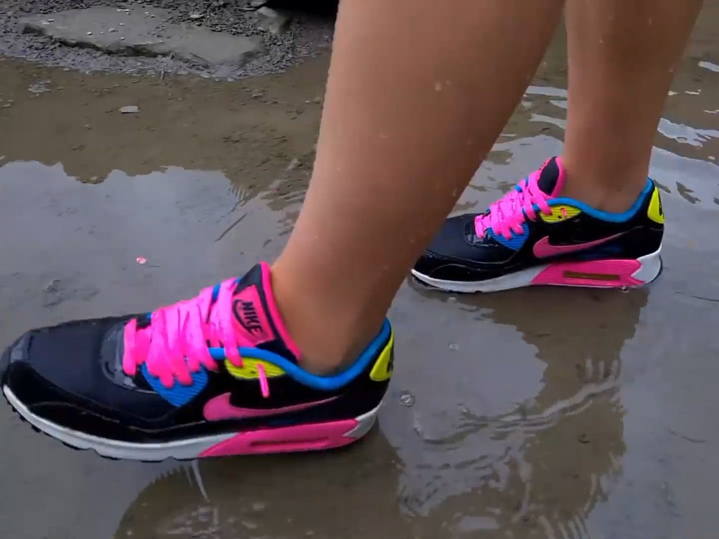 光脚穿着耐克运动鞋踩水坑扔鞋子玩!