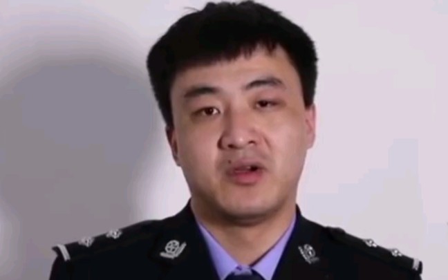 [图]九岁时警察父亲牺牲，现在他也成了警察！