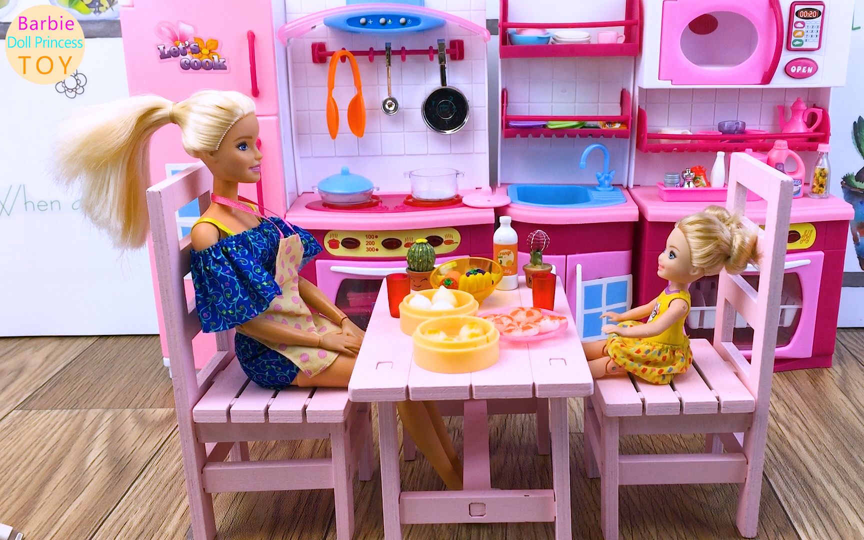 芭比娃娃厨房玩具,芭比给妹妹做晚饭