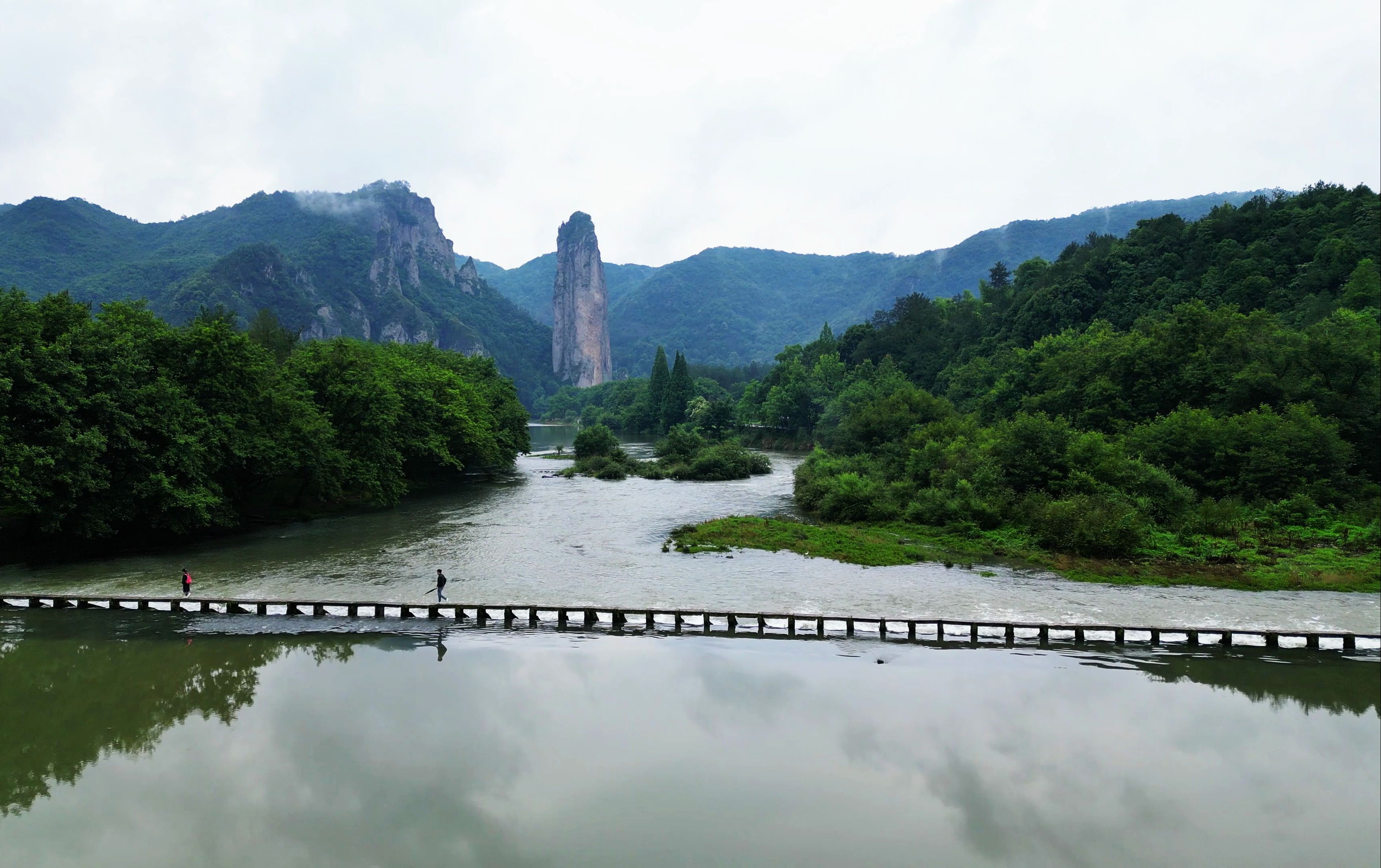 鼎湖峰航拍图片