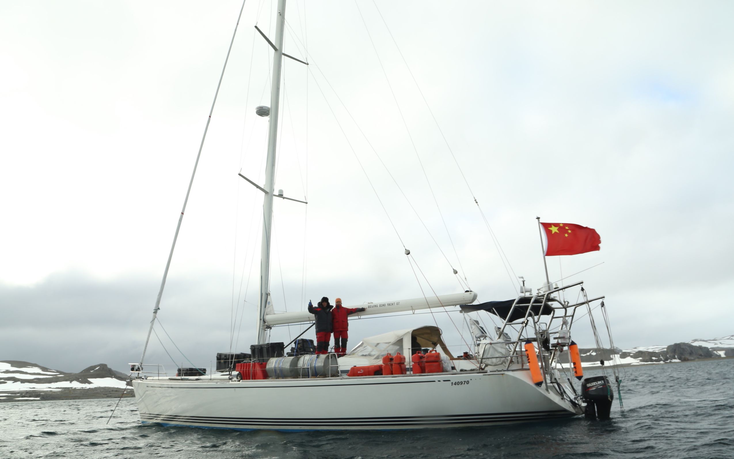 侣行夫妇揭秘北京号帆船:购买花费千万,开着它去南极办婚礼