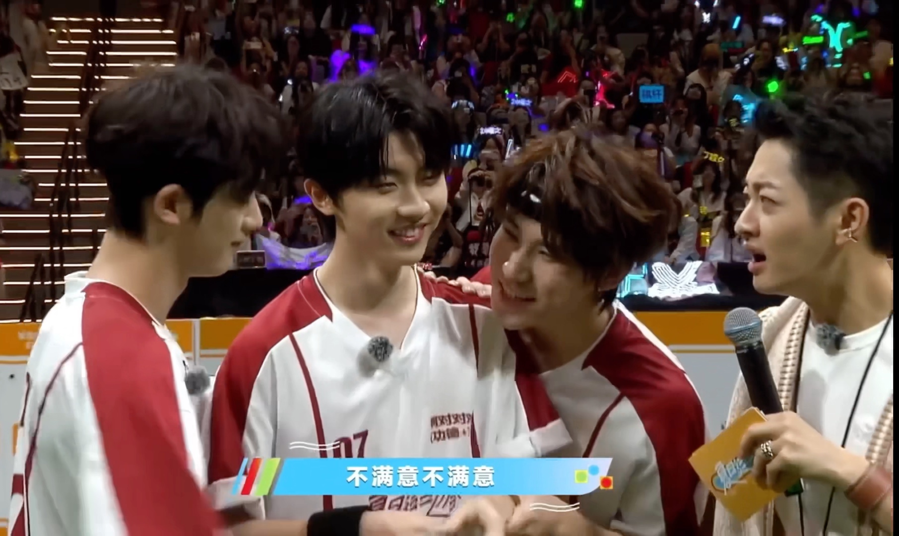 张真源的"mybabygirls"全场沸腾!马嘉祺追着张真源打!