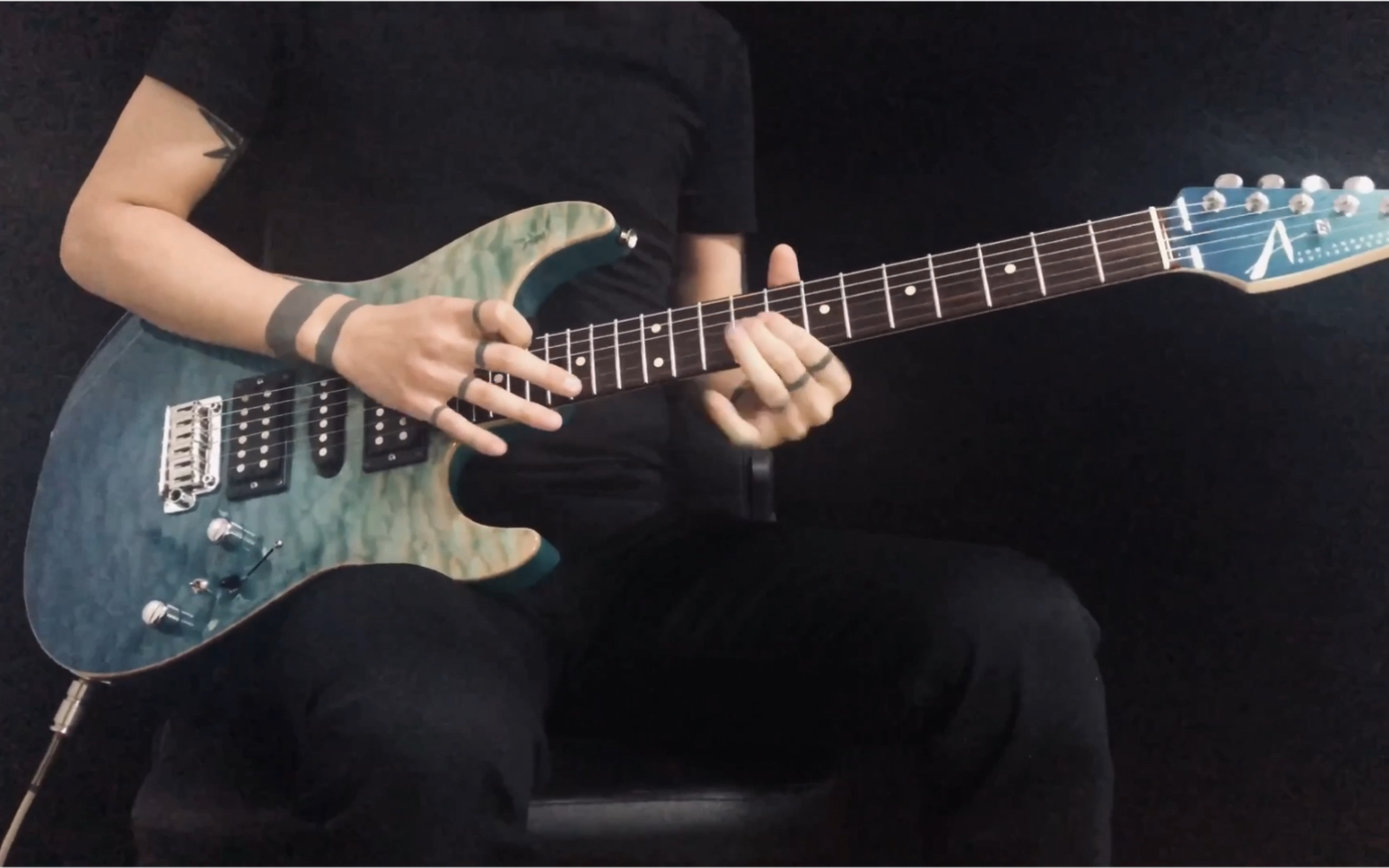 《beat it》solo —van halen cover by 杨汉麟_哔哩哔哩_bilibili