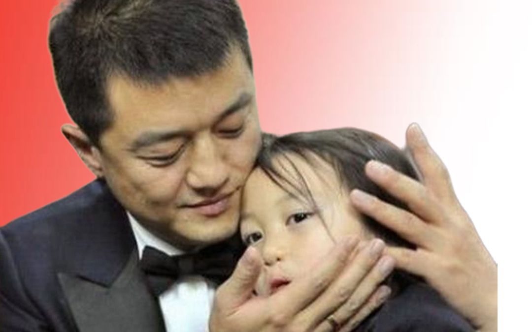 李亚鹏李嫣罕见同框,一个亲密举动引发争议,网友:女大避父