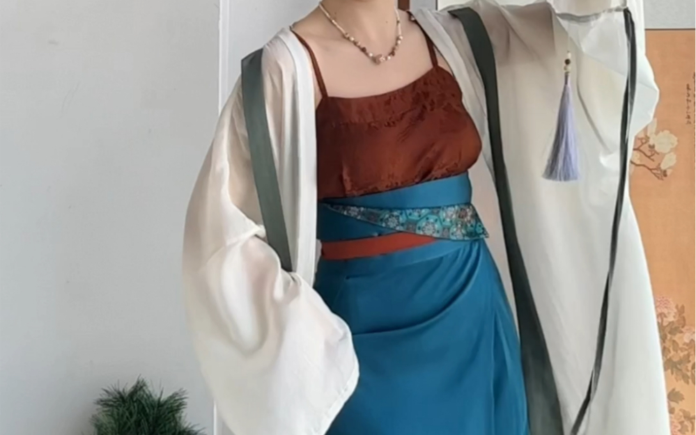 155cm汉元素 | 被这套拿捏了 不买真的后悔 旋裙是样衣 比较长 姐妹们买适合自己的码子就行 裙头纹样我真的爱 好好看 整体配色一个 绝 ...