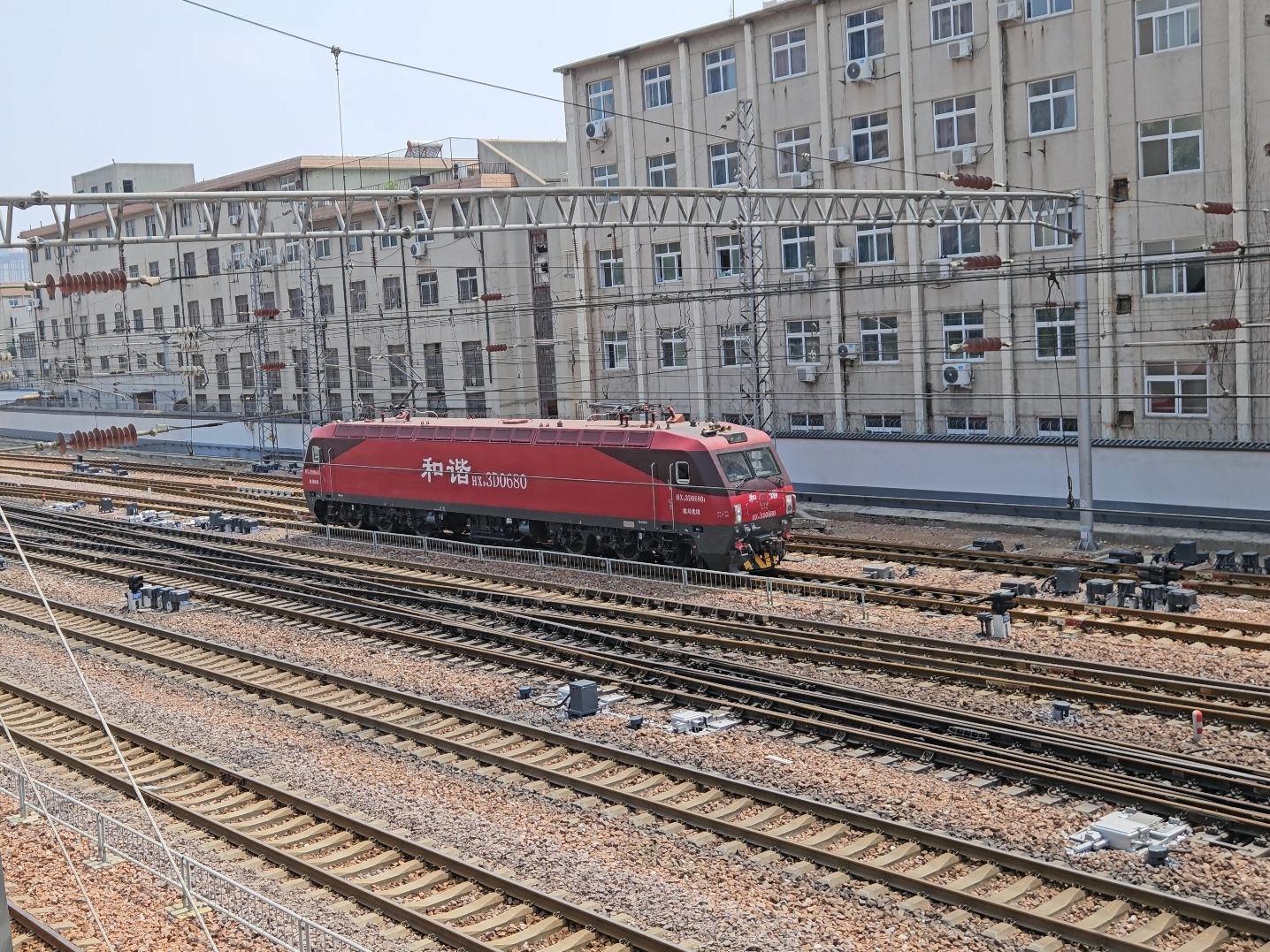 沈局沈段和谐电3d电力机车与复兴号动车组相会于郑州火车站