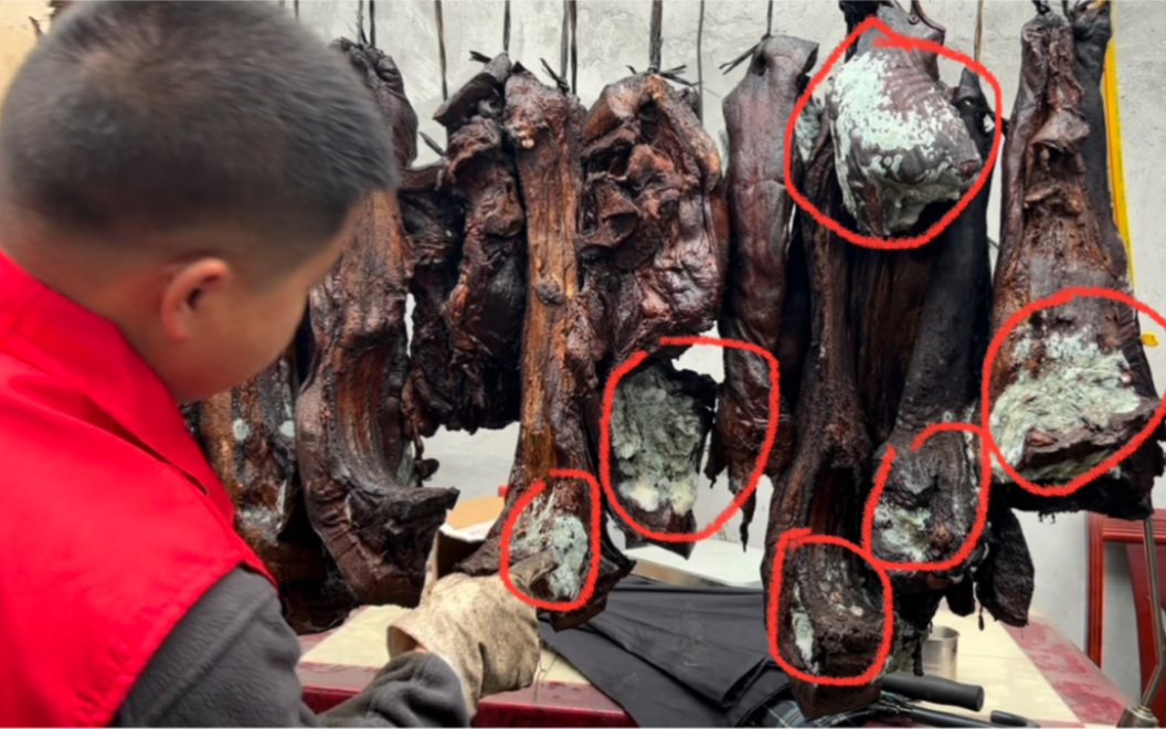 小伙熏的900斤腊肉开始长霉了 这个过程等了6个月 看看味道咋样了