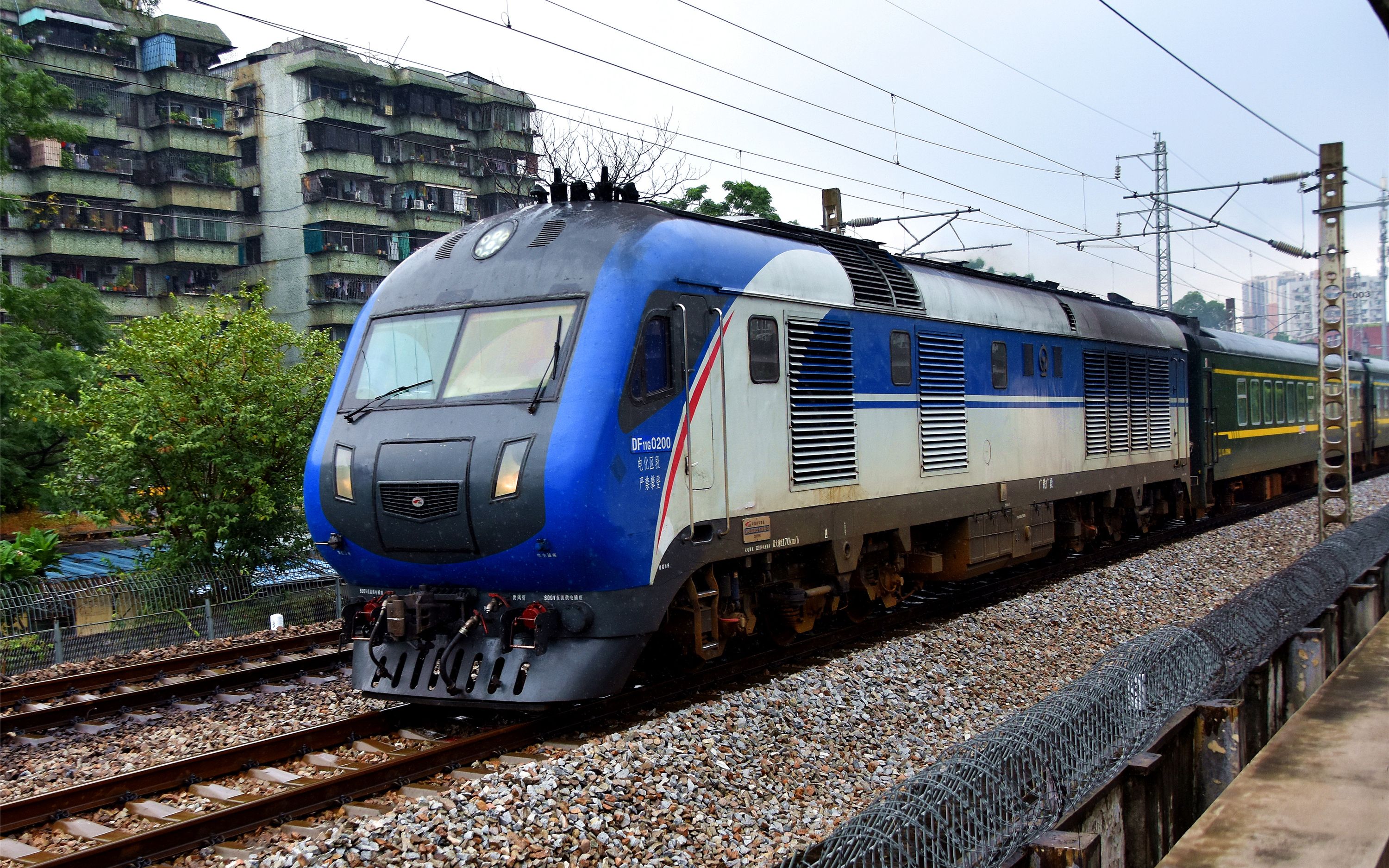 东风11g牵引广铁特色拆猪动集k9045(广州-茂名)雨中通过广茂线小桥涌